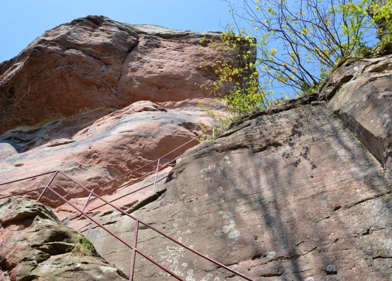 Wandern Sie entlang der fünf Burgen