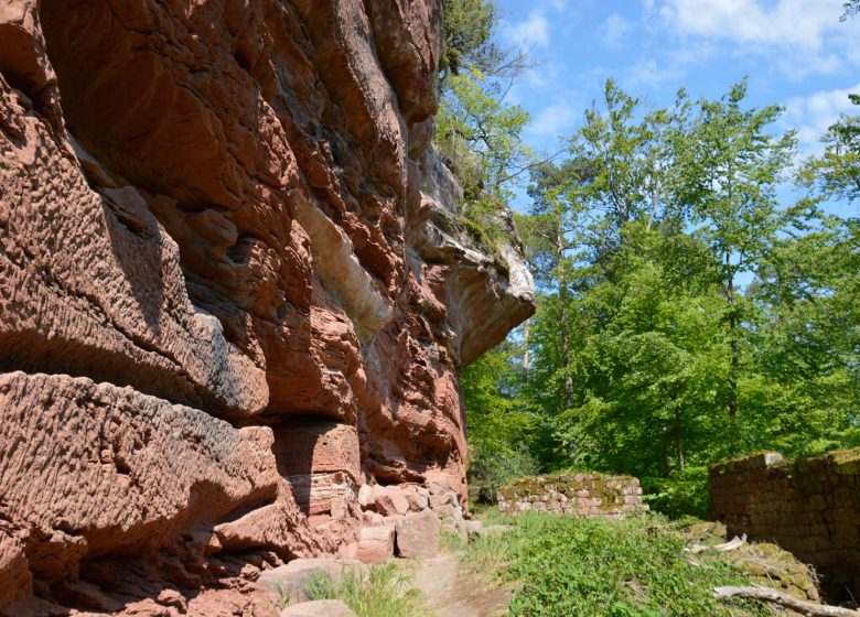 Wandern Sie entlang der fünf Burgen