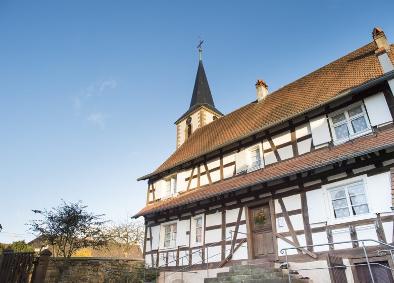 Landelijk huis van het overzeese bos