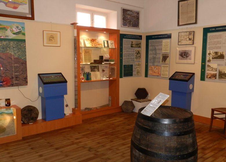 Visita autoguiada a un museo dedicado a la historia de la explotación petrolera
