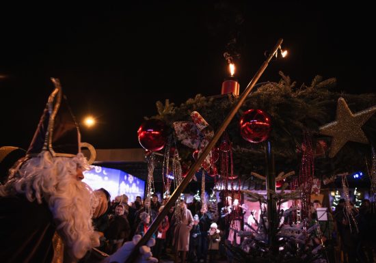 Allumage des bougies de l’Avent par les personnages de Noël