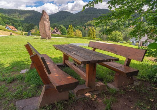 Aire de pique-nique – Place du Menhir
