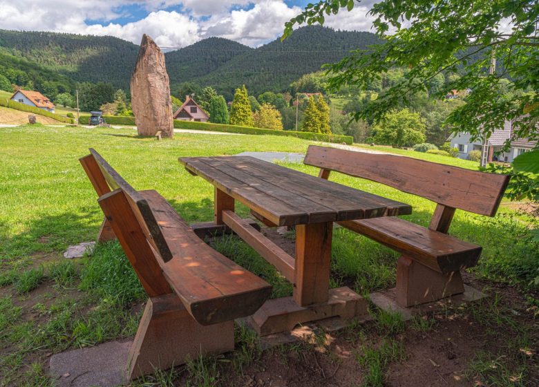 Aire de pique-nique – Place du Menhir